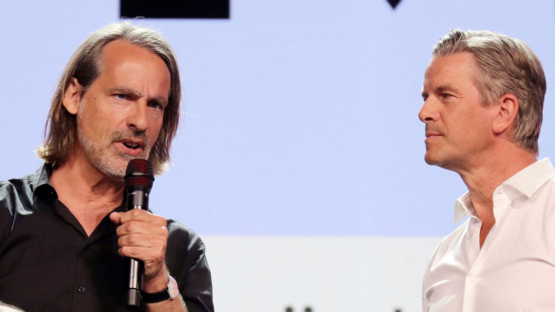 Richard David Precht und Markus Lanz bei einem Festival in Hamburg (Archivfoto): Der Podcast der beiden steht in der Kritik.