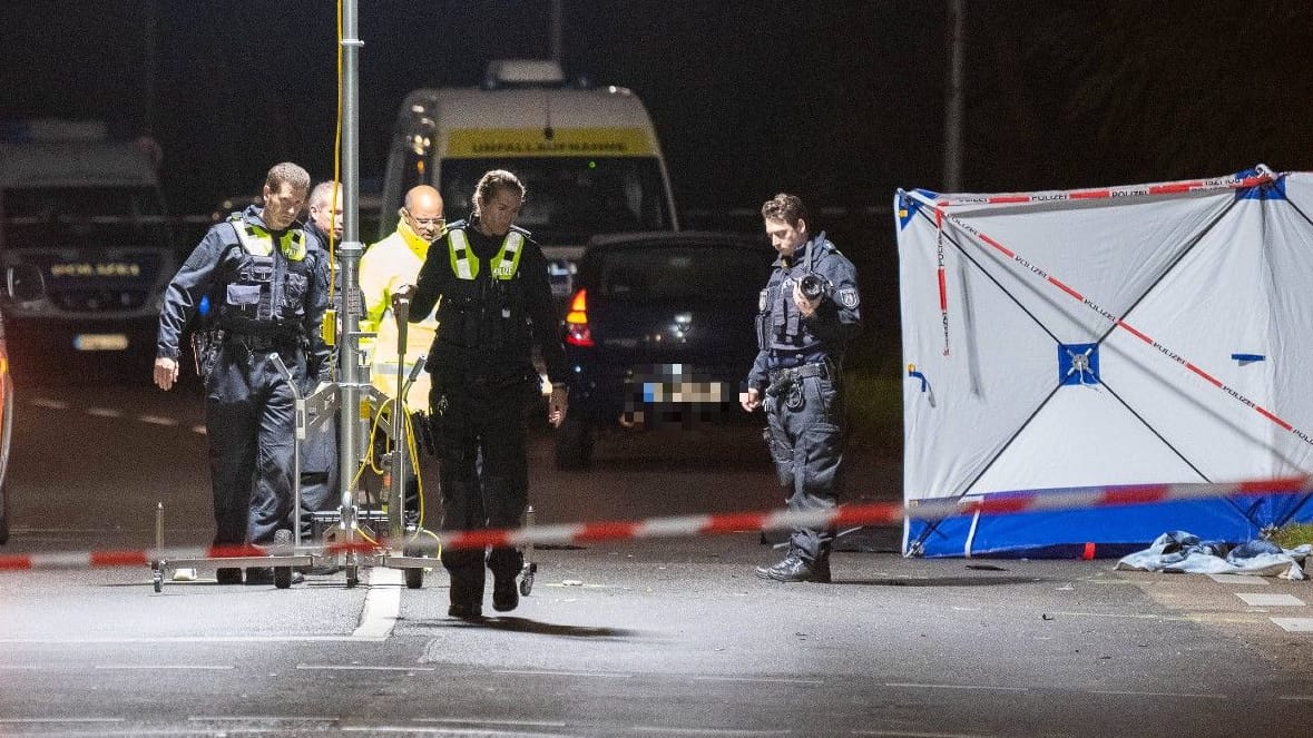 Unfall auf der Neusser Landstraße: Die angefahrene Frau verstarb noch an der Straße. Unfall auf der Neusser Landstraße: Die angefahrene Frau verstarb noch an der Straße.