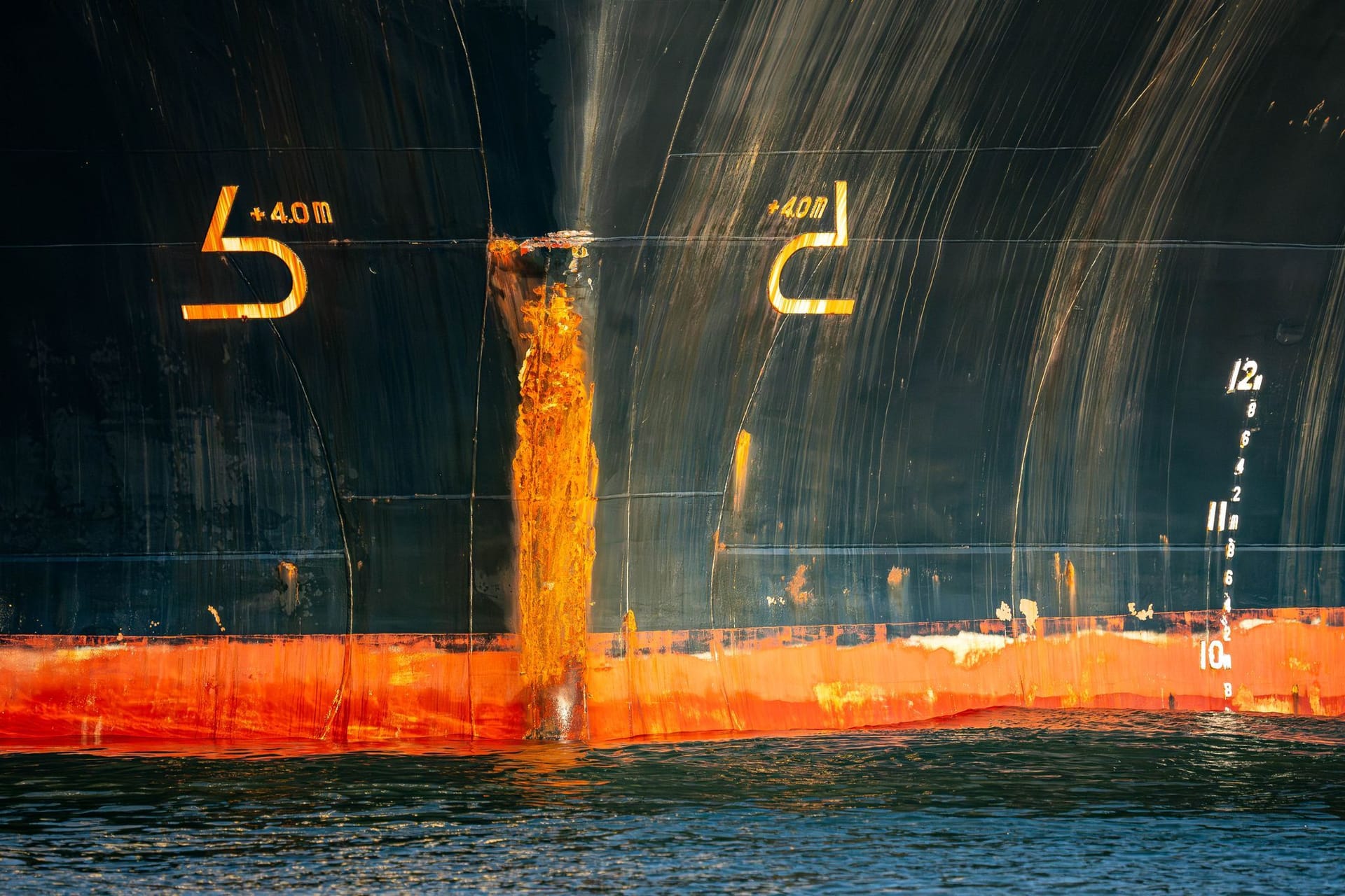 Cuxhaven: Der Rumpf vom Frachtschiff "Polesie". Infolge des Zusammenstoßes mit der "Polesie" ist der Frachter "Verity" in der in der Nordsee gesunken. Die Suche nach den vier vermissten Seeleuten wurde nun eingestellt.