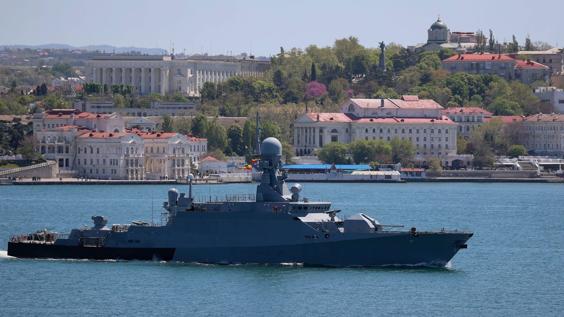 Ein russisches Kriegsschiff vor Sewastopol (Archivbild): Angeblich sind große Teile der Flotte verlegt worden.