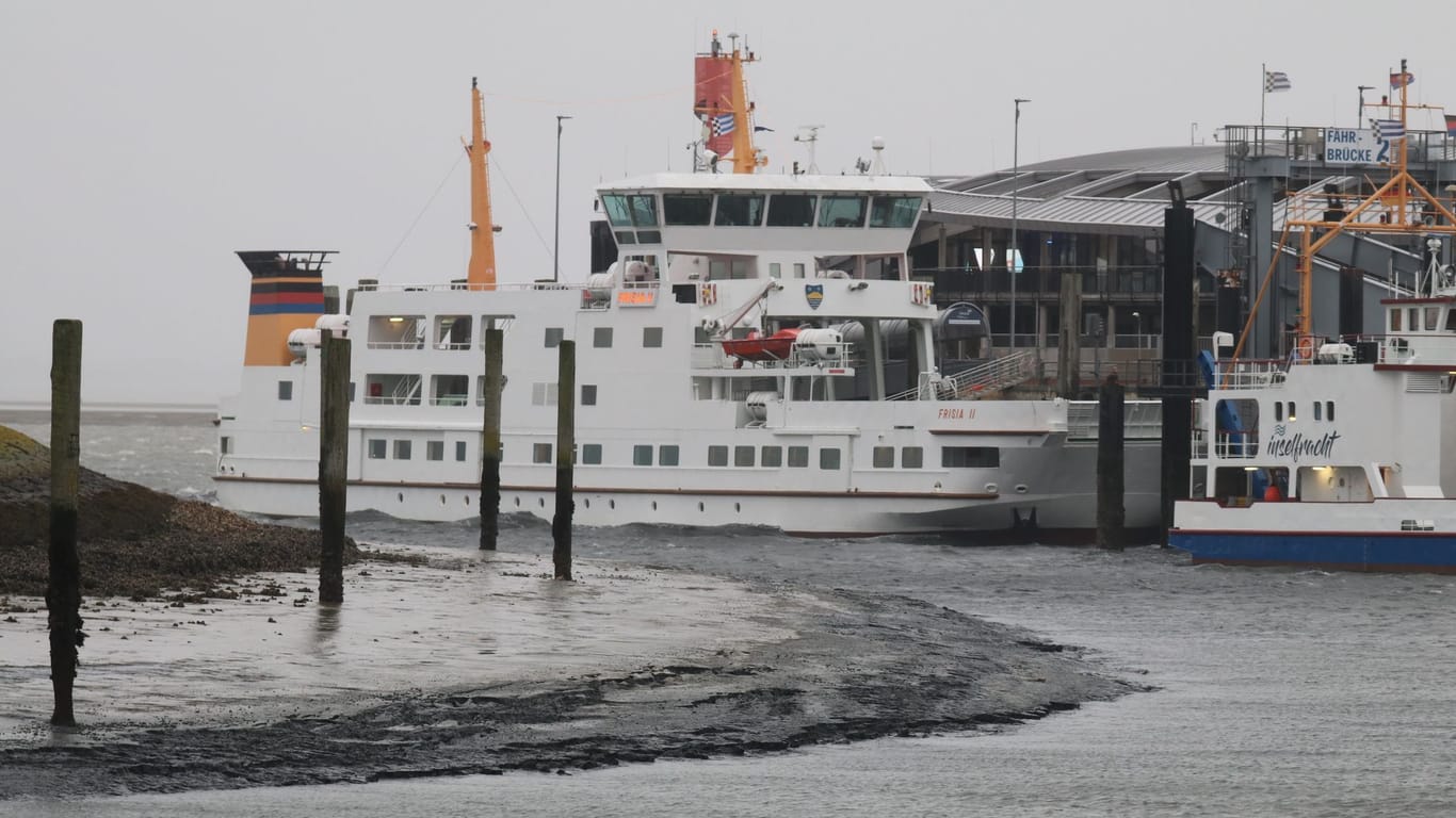 Die Fähre "Frisia II" der Reederei Norden-Frisia liegt bei extrem niedrigem Wasserstand bei Ebbe im Hafenbecken der Insel Norderney.