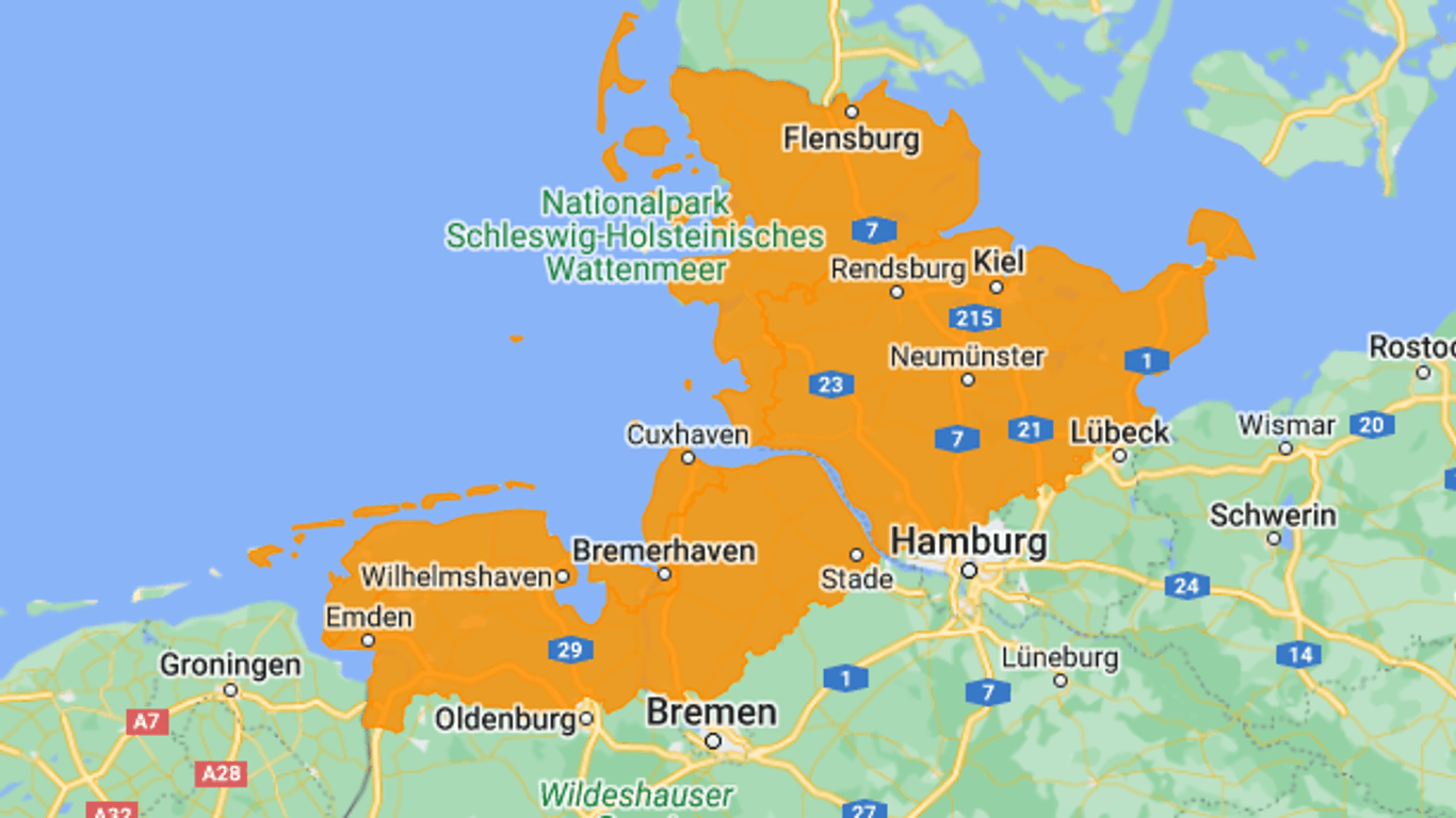Wenn Sie im orange-markierten Gebiet leben, sollten Sie sich wetterfest anziehen. Dort warnt der DWD vor den Böen.