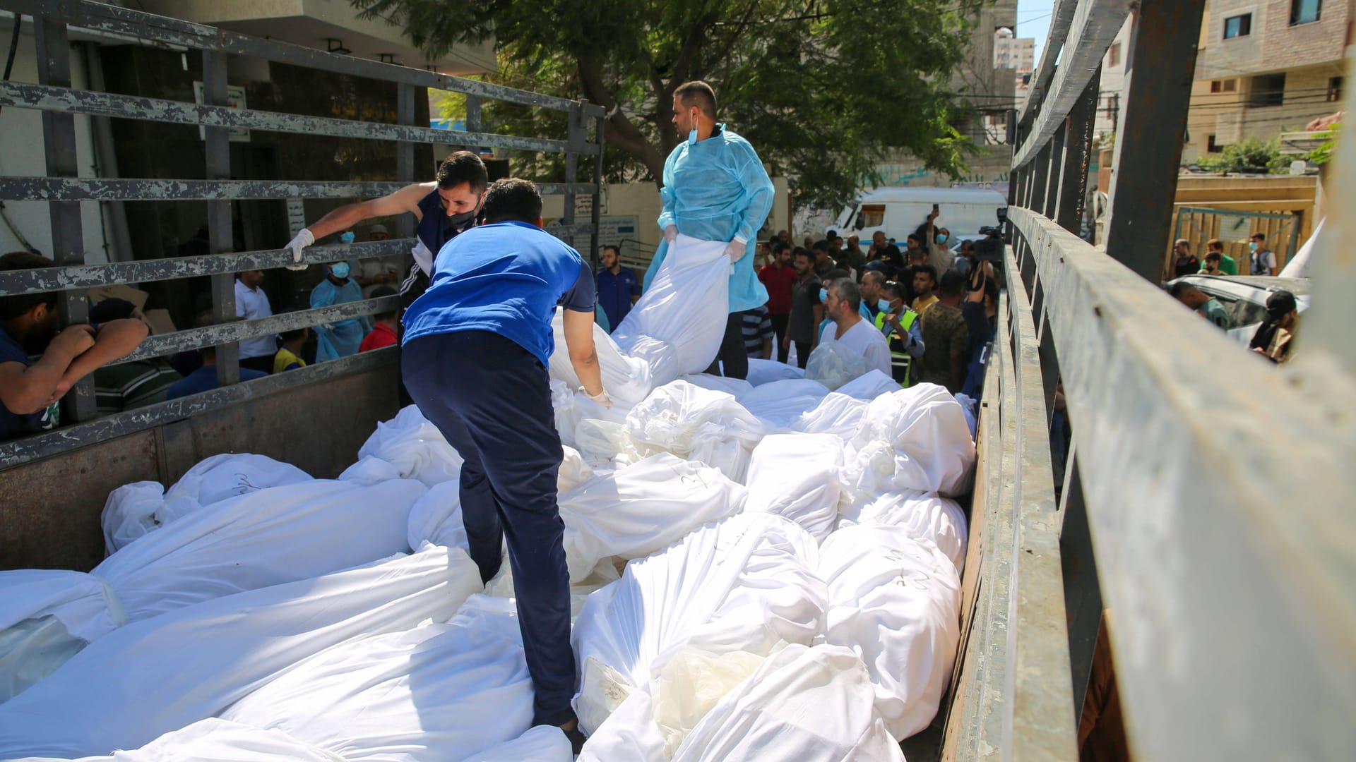 Die Zahl der Toten in Gaza steigt: Opfer der Luftangriffe aus dem Al-Shifa-Krankenhaus.