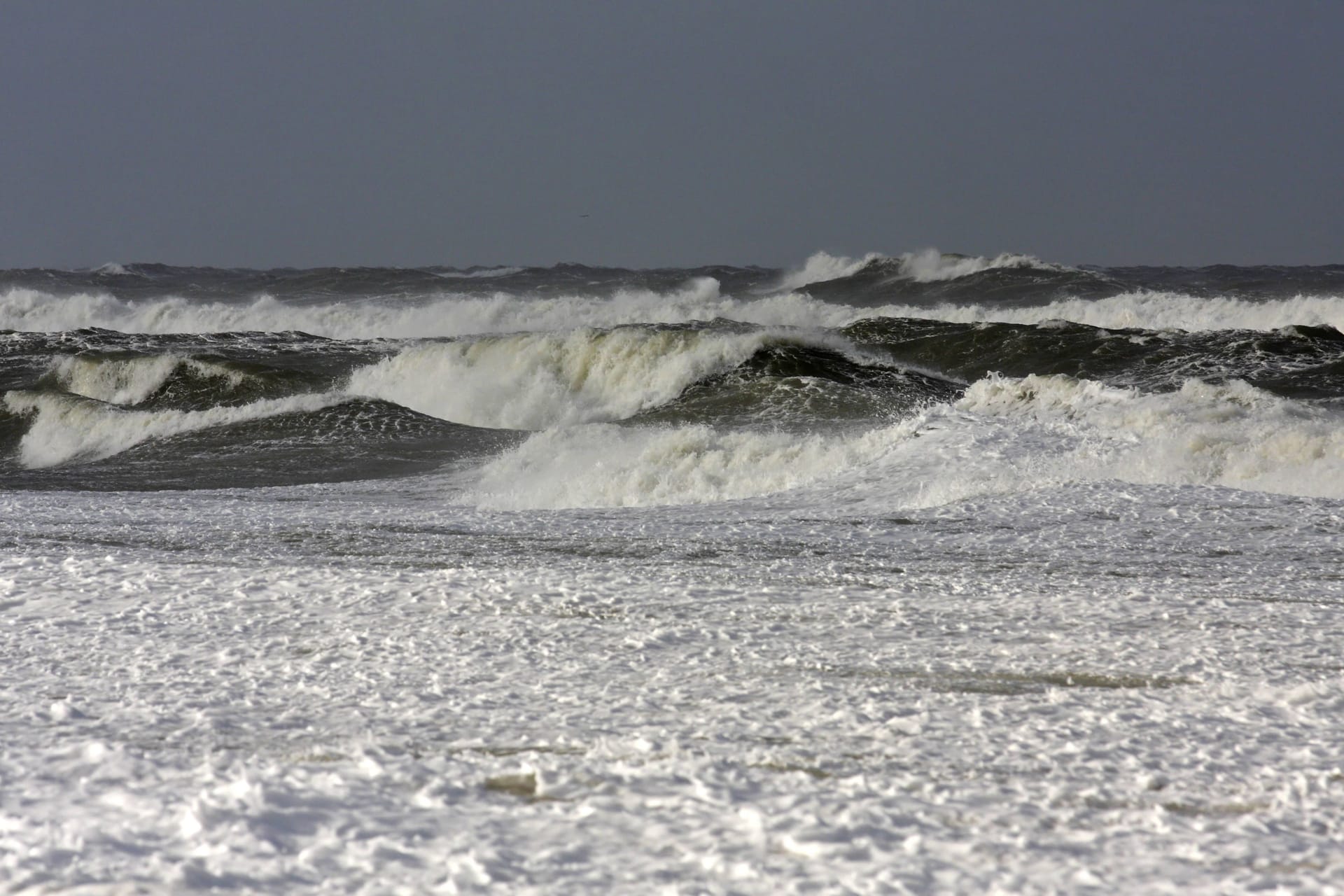 Stürmische See an der schleswig-holsteinischen Nordseeküste (Symbolfoto): Während des Schiffsunglücks vor Helgoland waren die Wetterverhältnisse jedoch sehr ruhig.