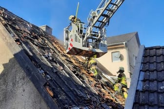 Das ausgebrannt Dach des Hauses: Die Löschung gestaltete sich schwierig.