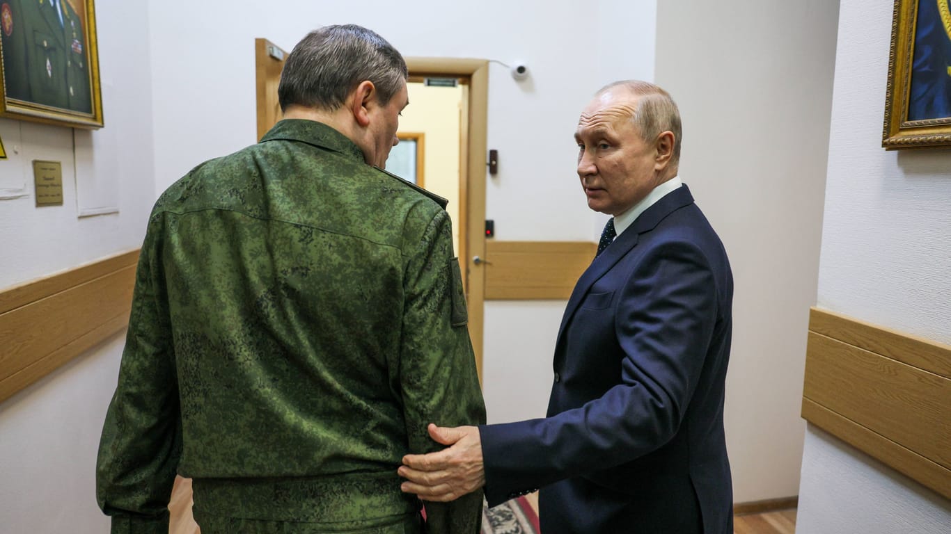 Putin schaut bei General Gerassimow (l.) im Hauptquartier für den Ukrainekrieg in Rostow am Don nach dem rechten.