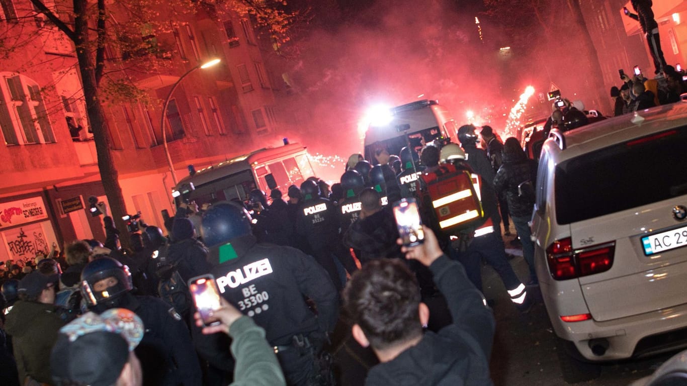 Teilnehmer einer verbotenen Pro-Palästina-Demonstration in Berlin zünden Pyrotechnik.