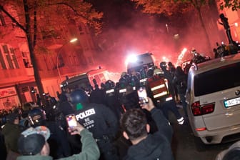 Teilnehmer einer verbotenen Pro-Palästina-Demonstration in Berlin zünden Pyrotechnik.
