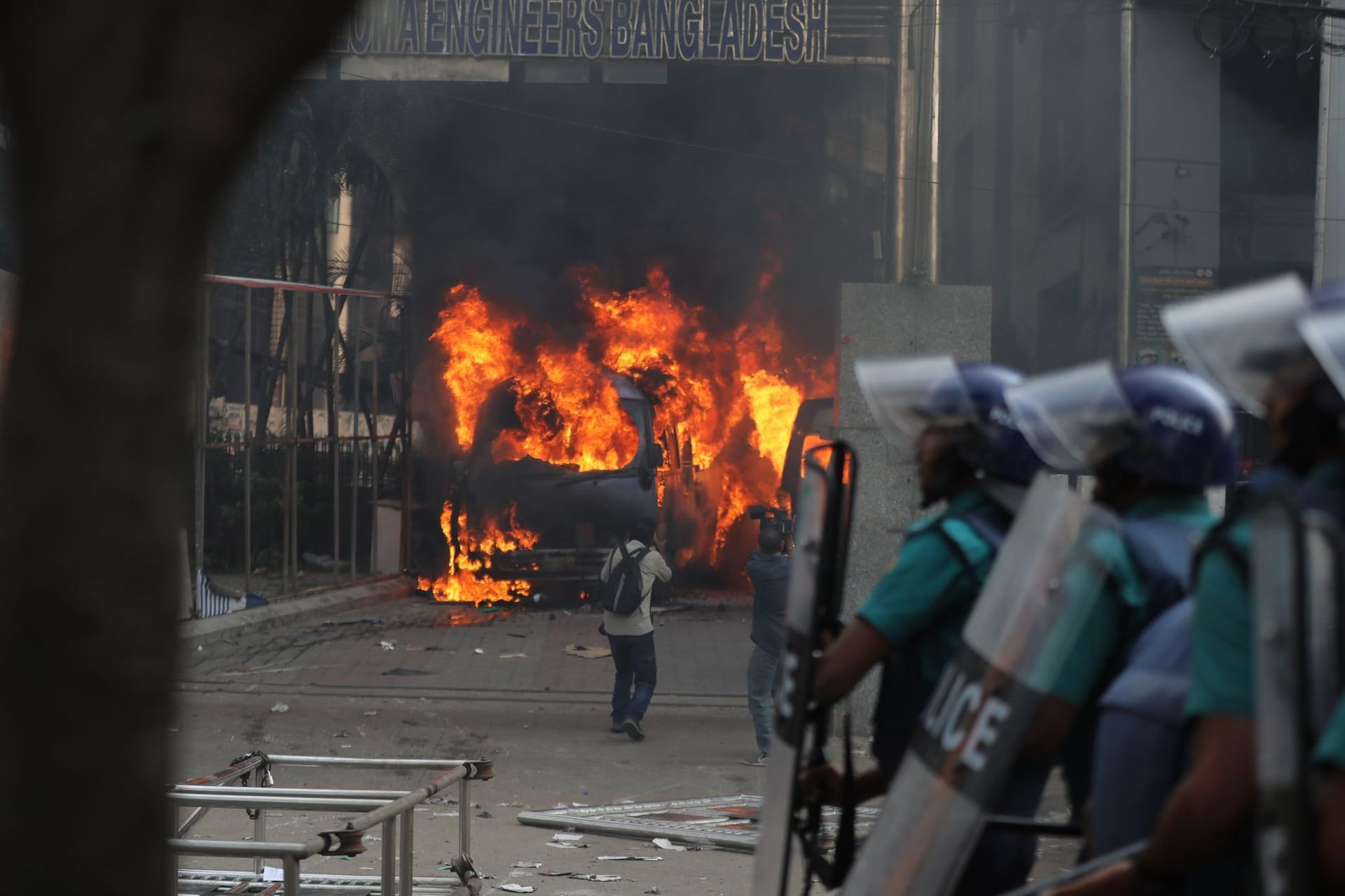 Demonstration in Bangladesch: Bei einer Massendemonstration kam mindestens ein Polizist ums Leben.