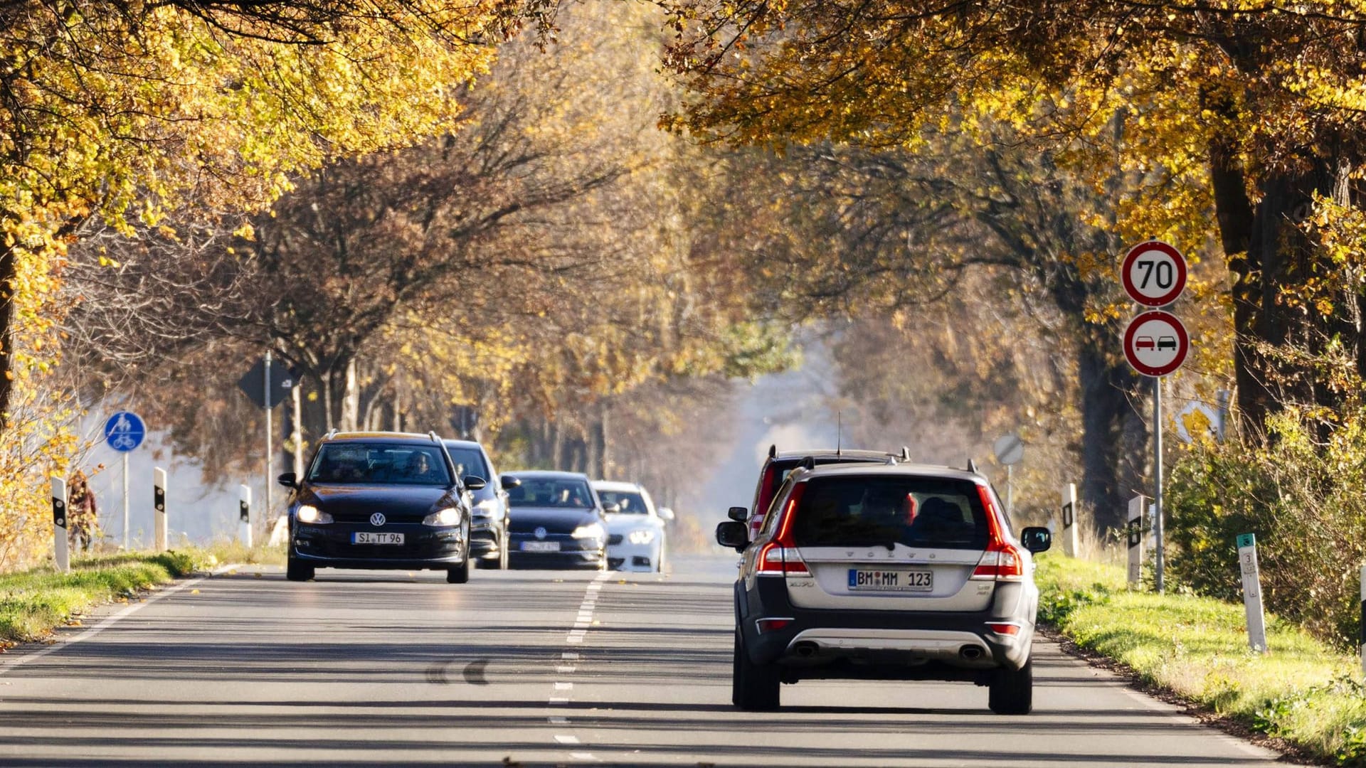 Autofahren im Herbst: Experten empfehlen, immer das Licht anzuschalten. Modernere Autos haben ohnehin ein serienmäßiges Tagfahrlicht.