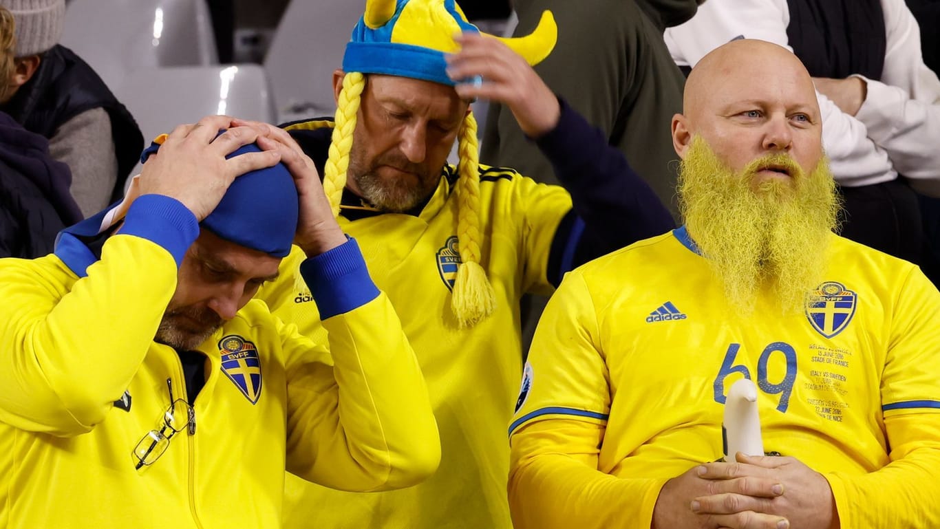 Schwedische Fußballfans trauern im Stadion von Brüssel: In der belgischen Haupstadt hat ein mutmaßlicher Terrorist zwei Schweden erschossen.