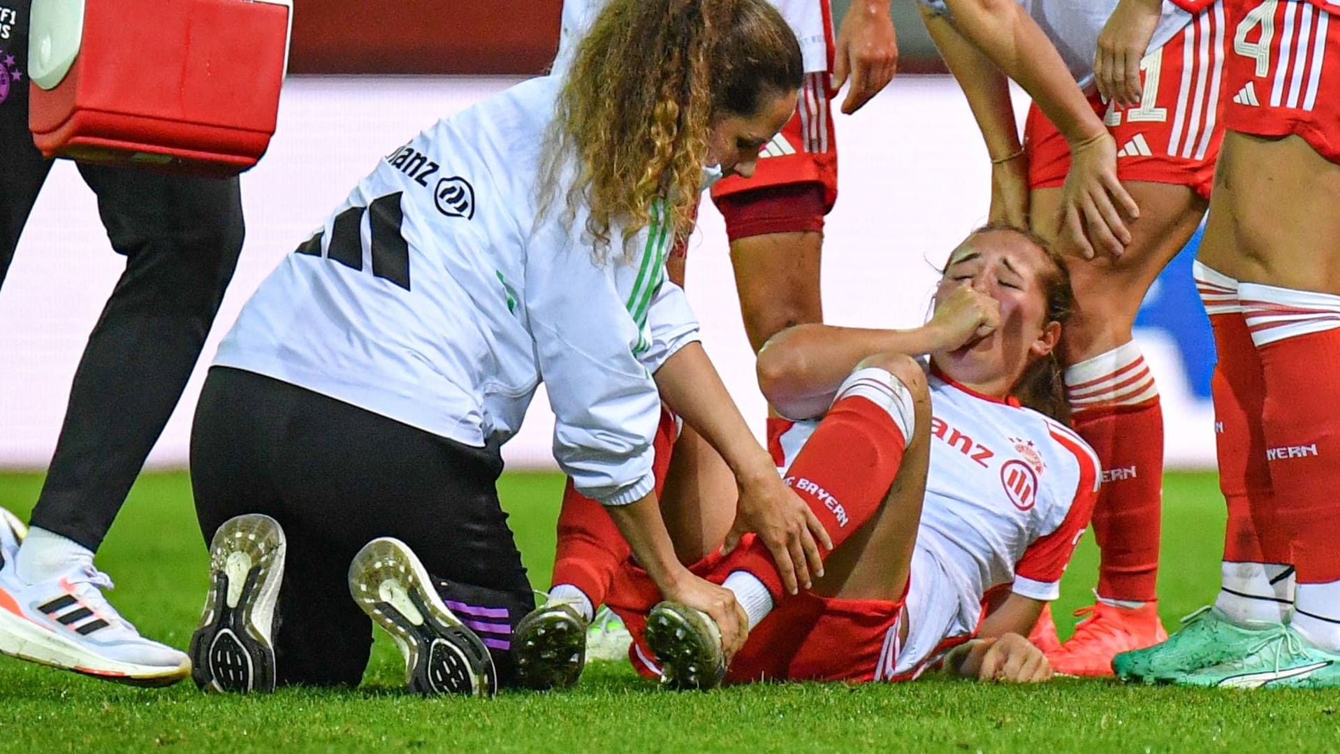 Sydney Lohmann am Boden: Der Nationalspielerin droht eine längere Pause.