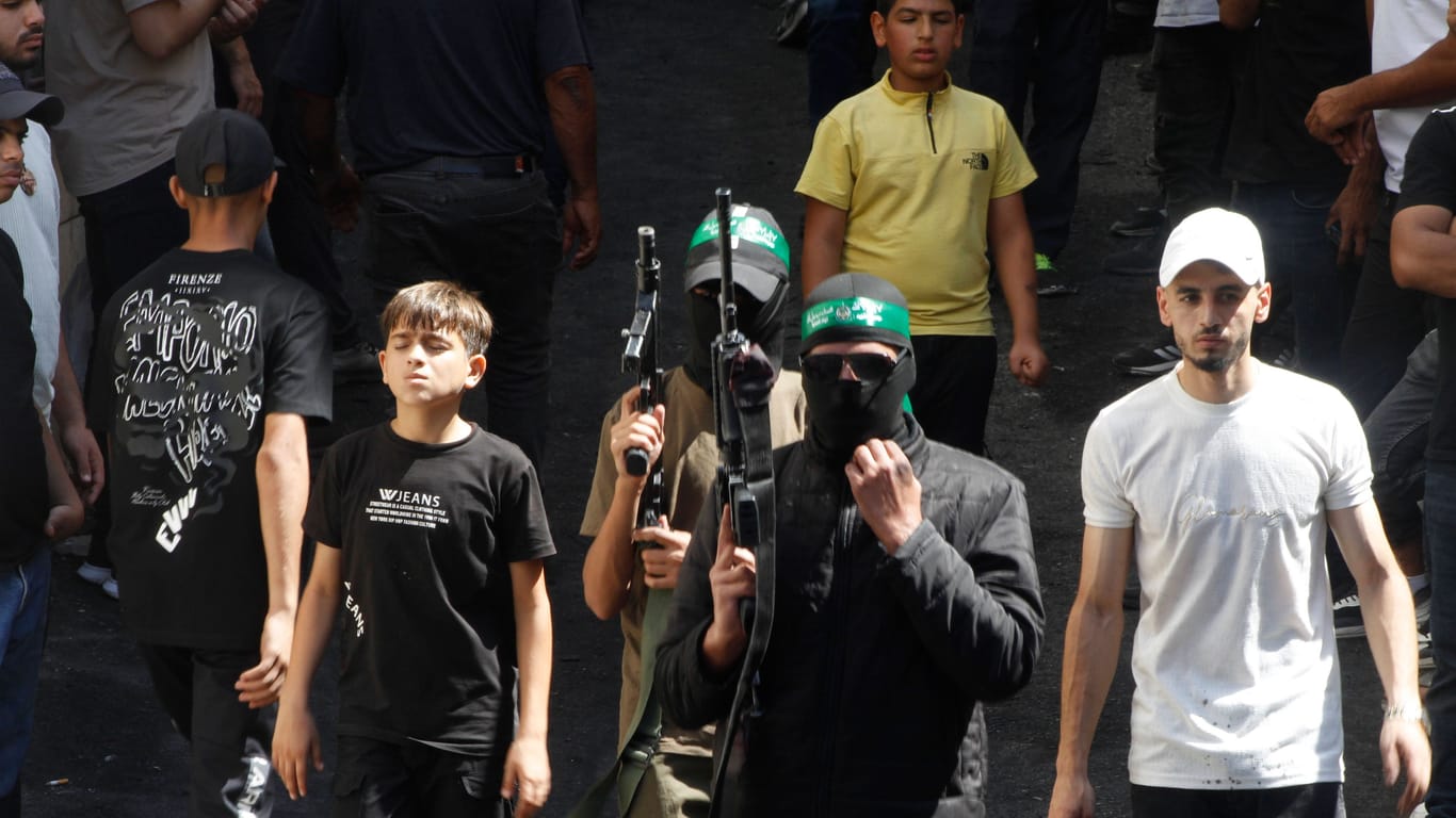 Bewaffnete Anhänger der Hamas: Auch im Westjordanland ist die Terrororganisation aktiv.