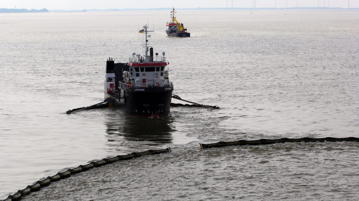 Das wegen der Ölkatastrophe gegründete Havariekommando bei einer Übung (Archivfoto): Im Bild ist das Schiff "Leysand" zu sehen, das eine Ölsammeleinrichtung bedient.