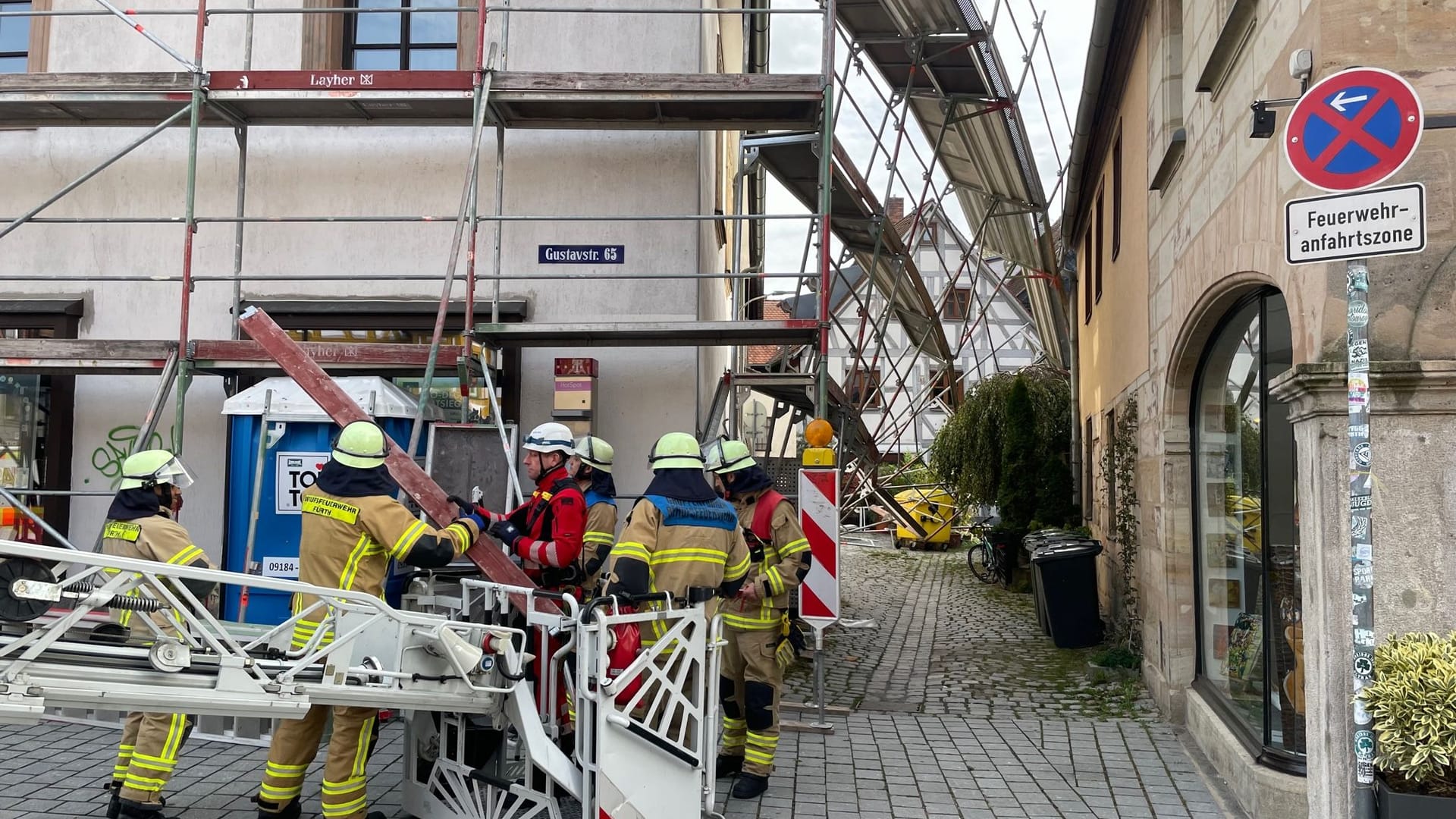 Das Gerüst ist in einer kleinen Seitengasse in Fürth umgestürzt.