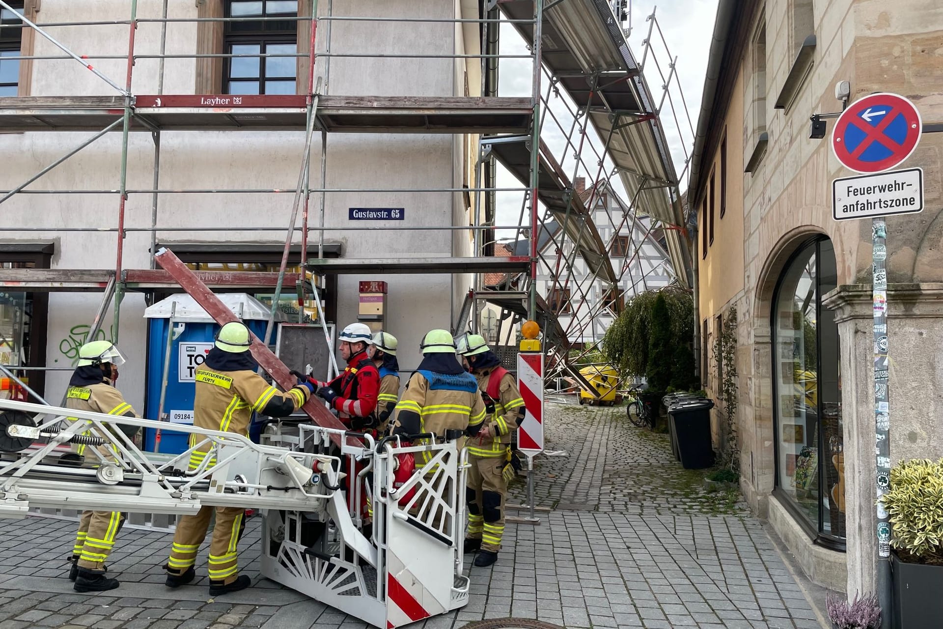 Das Gerüst ist in einer kleinen Seitengasse in Fürth umgestürzt.