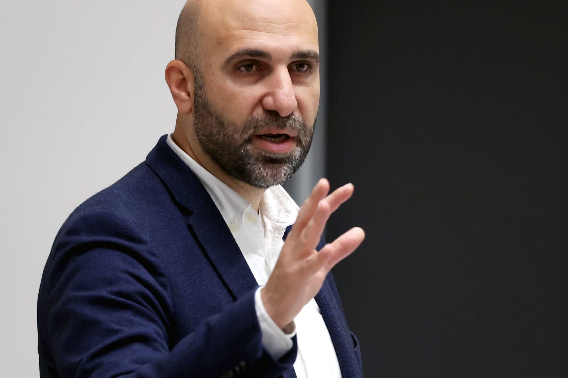 Ahmad Mansour bei einem Symposium über Antisemitismus in Deutschland (Archivbild).