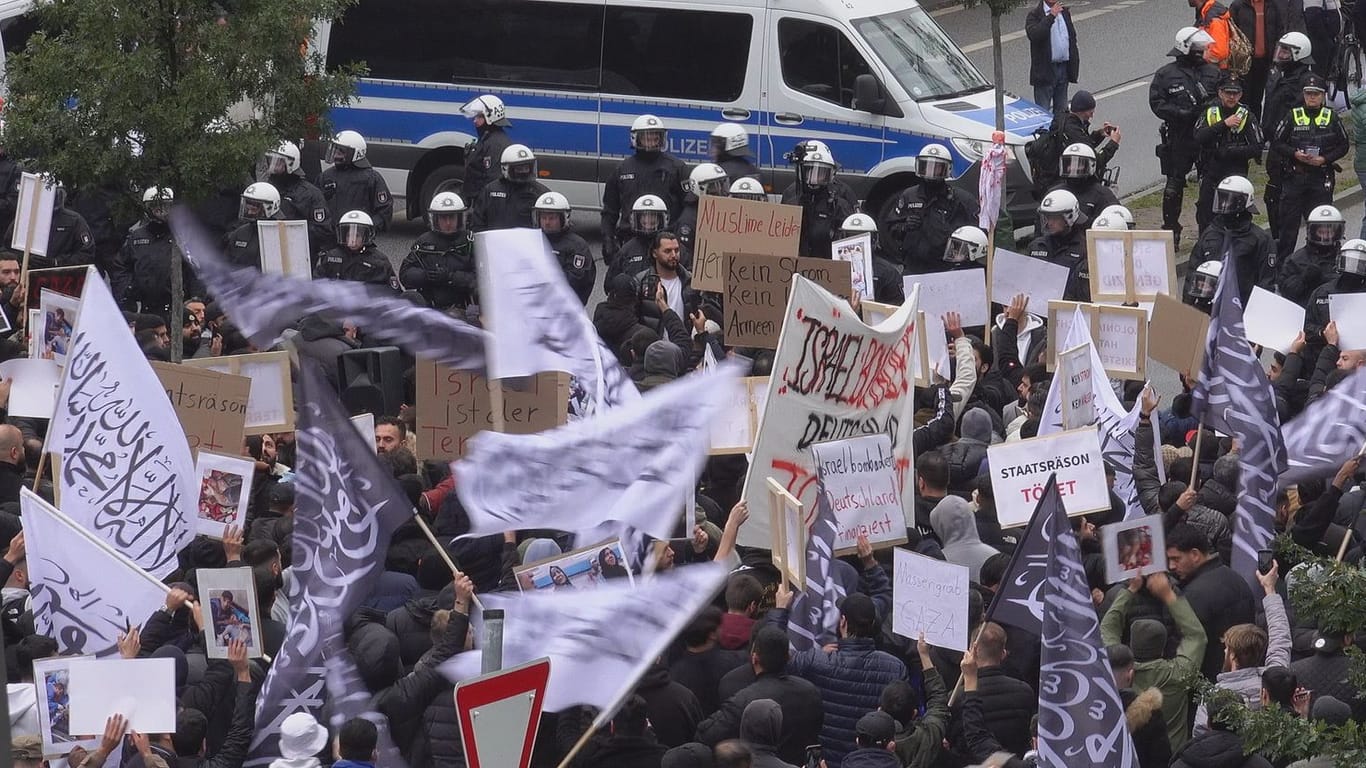 Hamburg Steindamm. Islamisten demonstrieren auf verbotener Demo - Flaggen der Taliban / Al Quaida dominieren