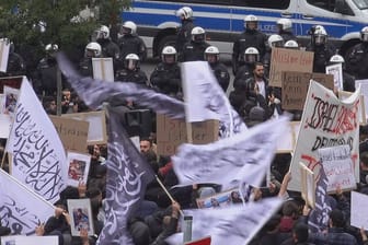 Hamburg Steindamm. Islamisten demonstrieren auf verbotener Demo - Flaggen der Taliban / Al Quaida dominieren