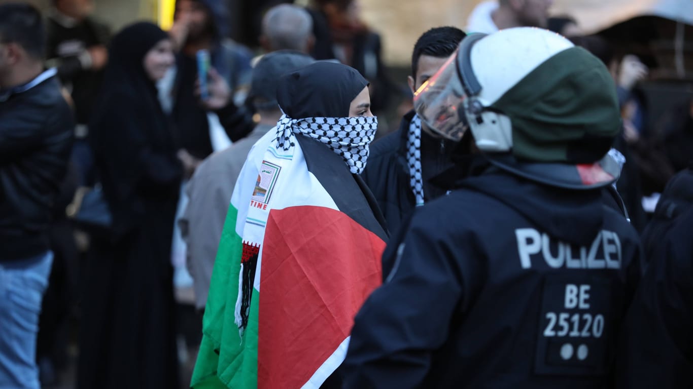 Pro-Palästina-Demonstration (Archivbild): Am Brandenburger Tor kam es zu einer unangemeldeten Versammlung.