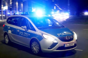 Streifenwagen der Polizei Berlin: Vermummte Angreifer bewarfen in der Nacht einen Polizeiwagen.