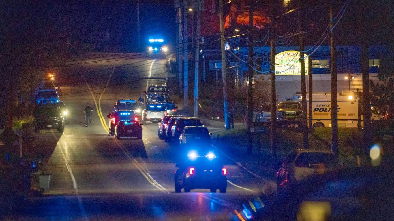 Polizeifahrzeuge stehen vor dem Restaurant in Lewiston, vor dem es zu Schüssen gekommen sein soll.