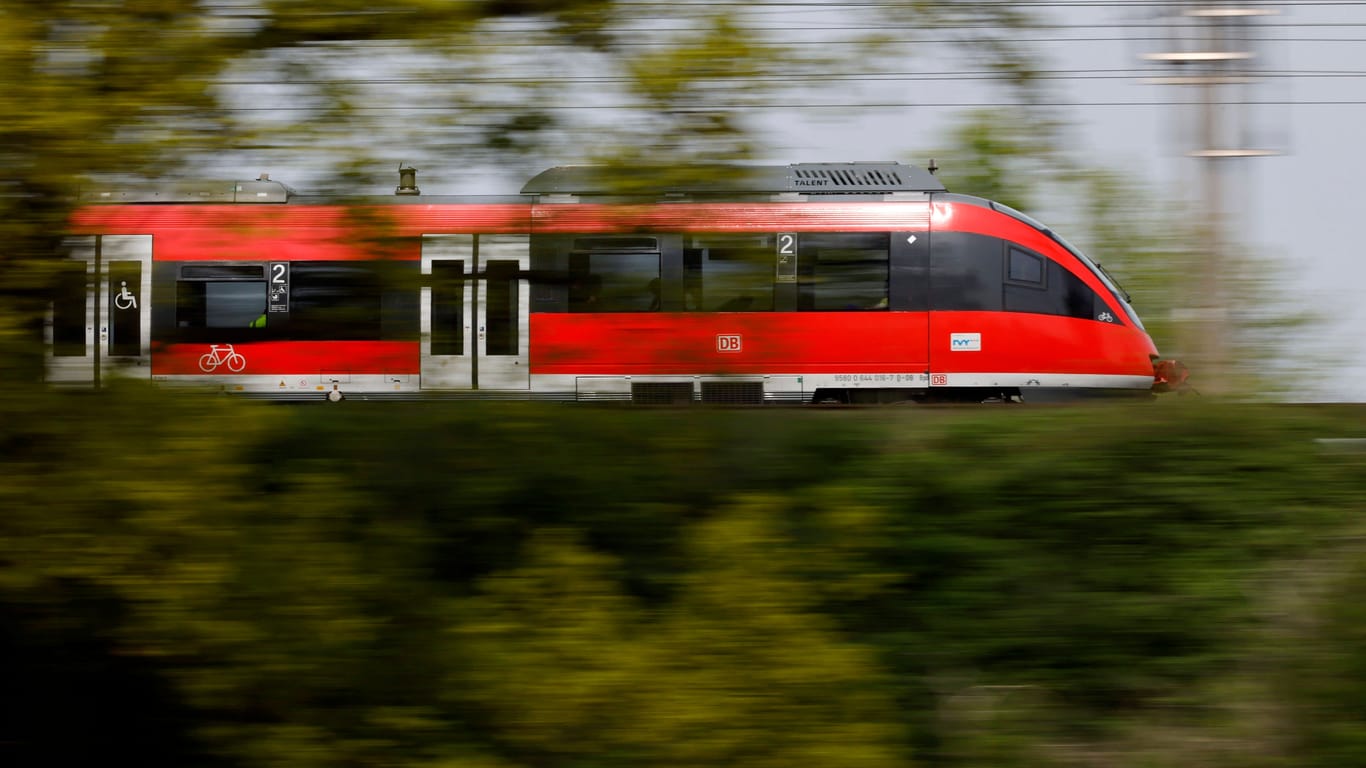 Ein Regionalzug fährt über einen Bahndamm (Symbolbild): In Köln wurde ein Mann in einer Regionalbahn überfallen und ausgeraubt.