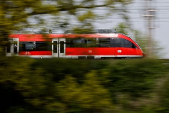 Ein Regionalzug fährt über einen Bahndamm (Symbolbild): In Köln wurde ein Mann in einer Regionalbahn überfallen und ausgeraubt.