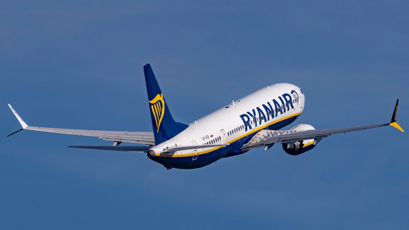 Ryanair-Flieger in der Luft (Symbolfoto): Eine Maschine der Airline hatte am Samstag mit technischen Problemen zu kämpfen.