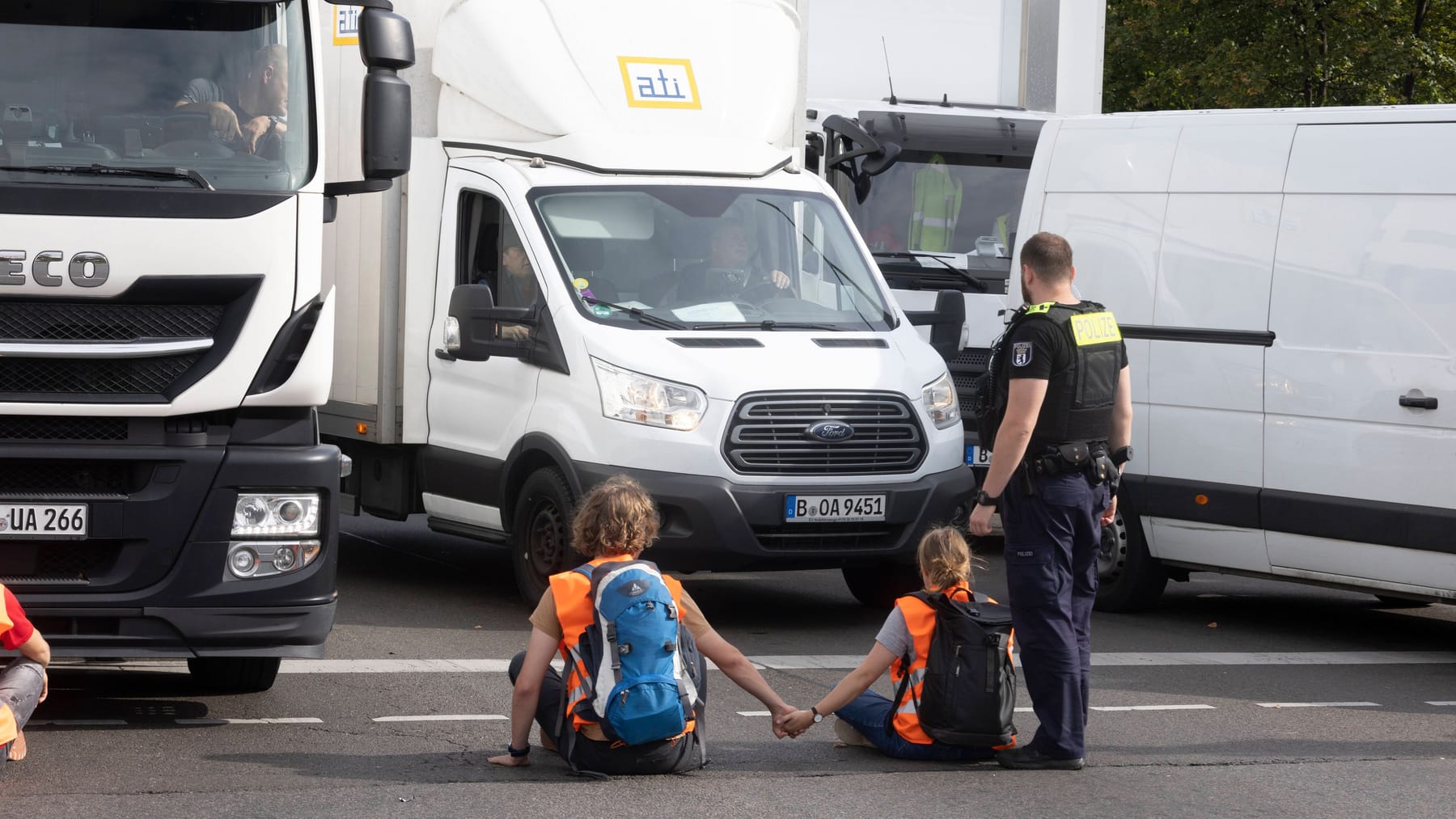 "Letzte Generation": Klimakleber Blockieren A100 In Berlin – Stau