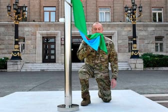 Ilham Alijew: Der Präsident von Aserbaidschan hat in der Hauptstadt Bergkarabachs, Stepanakert, in Militäruniform eine aserbaidschanische Nationalflagge gehisst und geküsst.