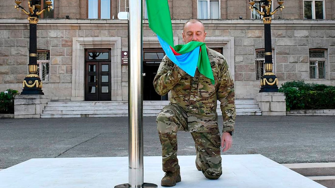 Ilham Alijew: Der Präsident von Aserbaidschan hat in der Hauptstadt Bergkarabachs, Stepanakert, in Militäruniform eine aserbaidschanische Nationalflagge gehisst und geküsst.