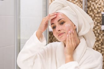 Bei trockener Haut sollten Sie Ihr Gesicht nach dem Waschen eincremen, um ein weiteres Austrocknen zu verhindern.