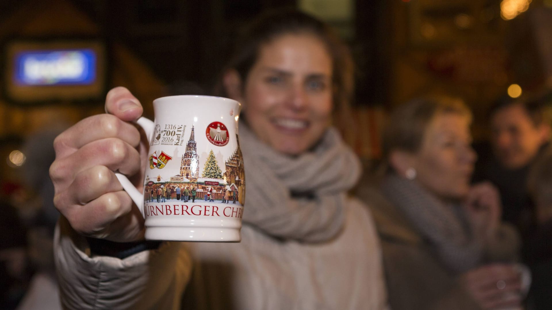 Eine Frau mit Nürnberger Glühwein in der Hand (Symbolbild): Das Geheimnis um den Glühweinpreis ist jetzt gelüftet.