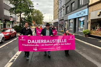 Der grüne Bezirksbürgermeister Dietmar Wolf (Mitte) ging bei der Demo vorweg.