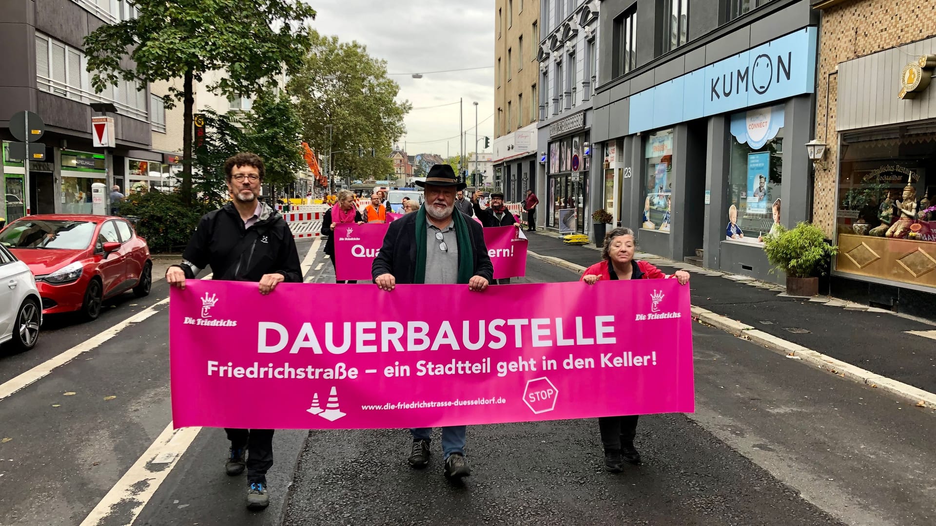 Der grüne Bezirksbürgermeister Dietmar Wolf (Mitte) ging bei der Demo vorweg.