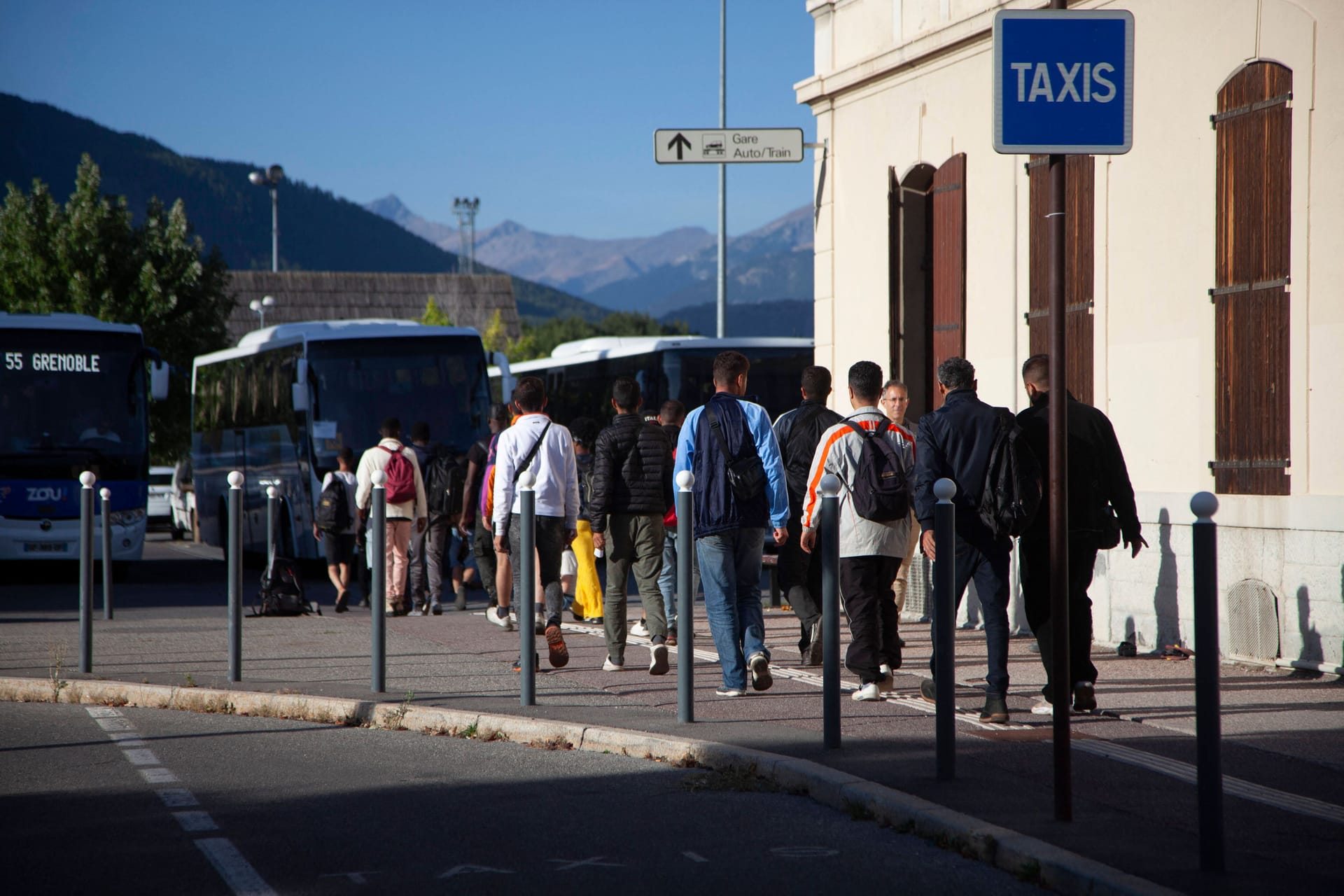 Geflüchtete auf dem Weg zum Bus (Archivbild): Im Gegensatz zu anderen Geflüchteten können Menschen aus der Ukraine in Deutschland einfacher in Arbeit kommen.