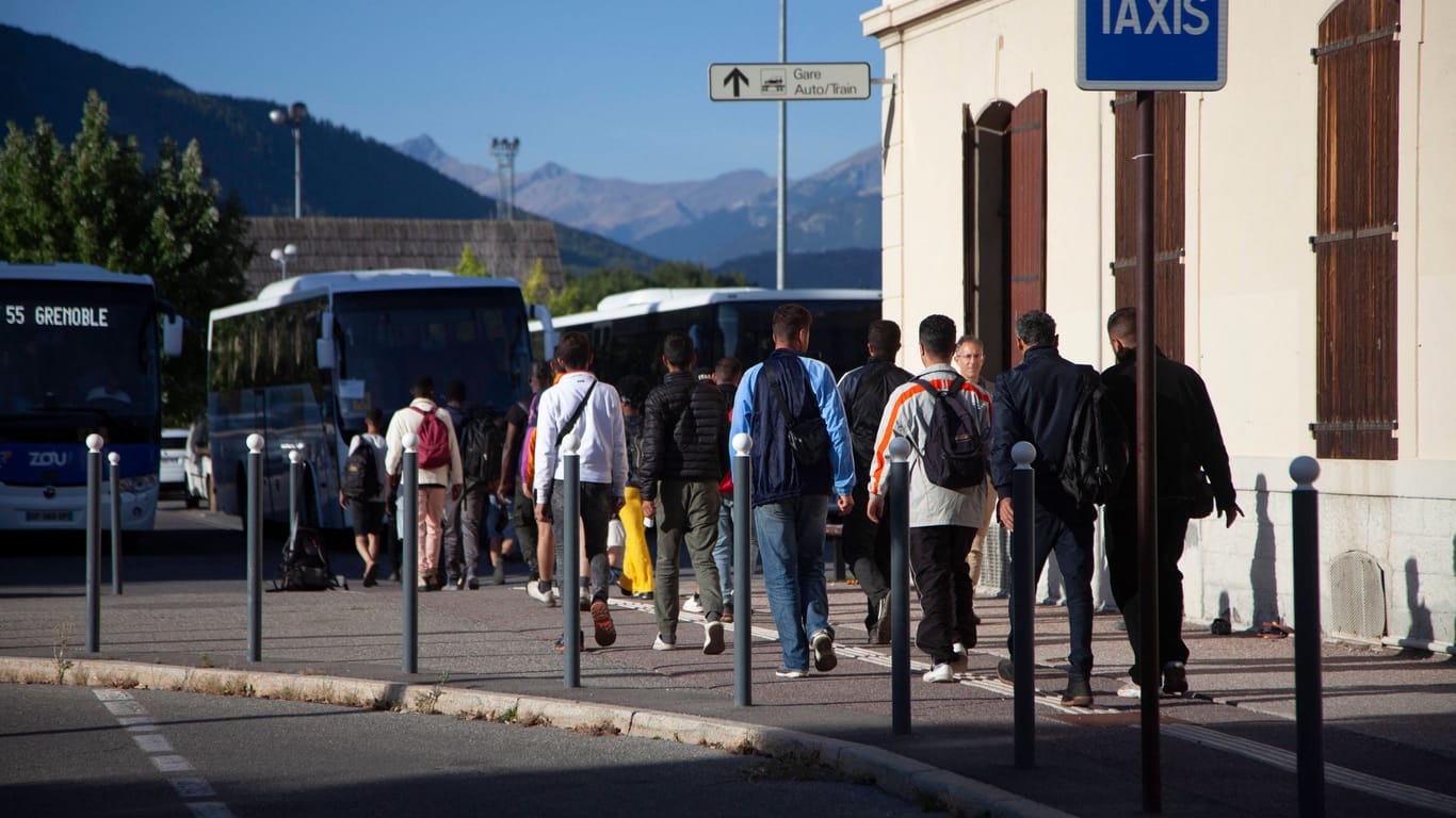 Geflüchtete auf dem Weg zum Bus (Archivbild): Im Gegensatz zu anderen Geflüchteten können Menschen aus der Ukraine in Deutschland einfacher in Arbeit kommen.