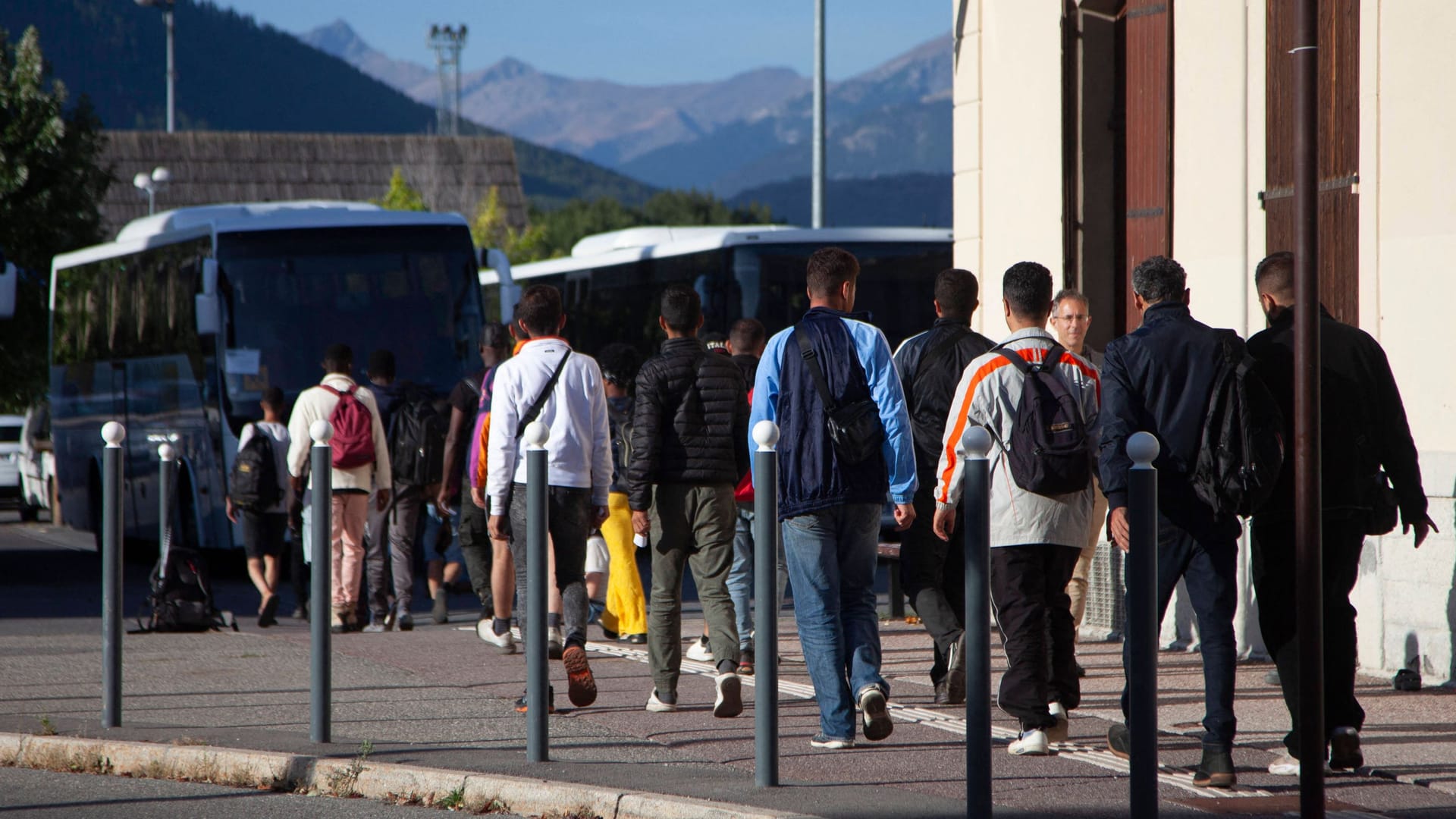 Geflüchtete auf dem Weg zum Bus (Archivbild): Im Gegensatz zu anderen Geflüchteten können Menschen aus der Ukraine in Deutschland einfacher in Arbeit kommen.