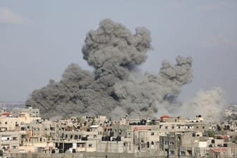Rauch steigt über dem Gazastreifen auf: Israel reagiert mit Luftschlägen auf die Angriffe durch Hamas-Terroristen.