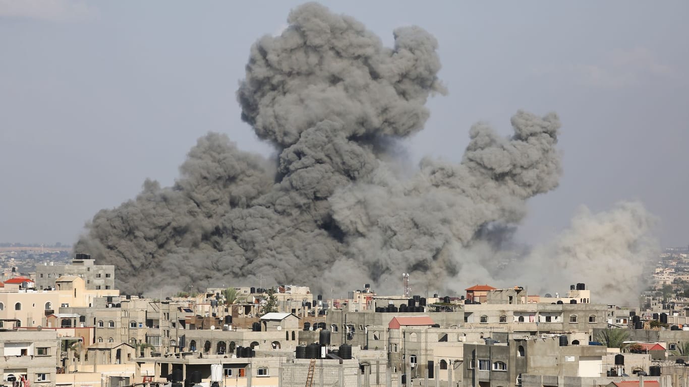 Rauch steigt über dem Gazastreifen auf: Israel reagiert mit Luftschlägen auf die Angriffe durch Hamas-Terroristen.