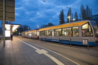 Ein Straßenbahnhaltestelle (Archivbild): In Leipzig gab es eine Auseinandersetzung wegen eines Fanschals.