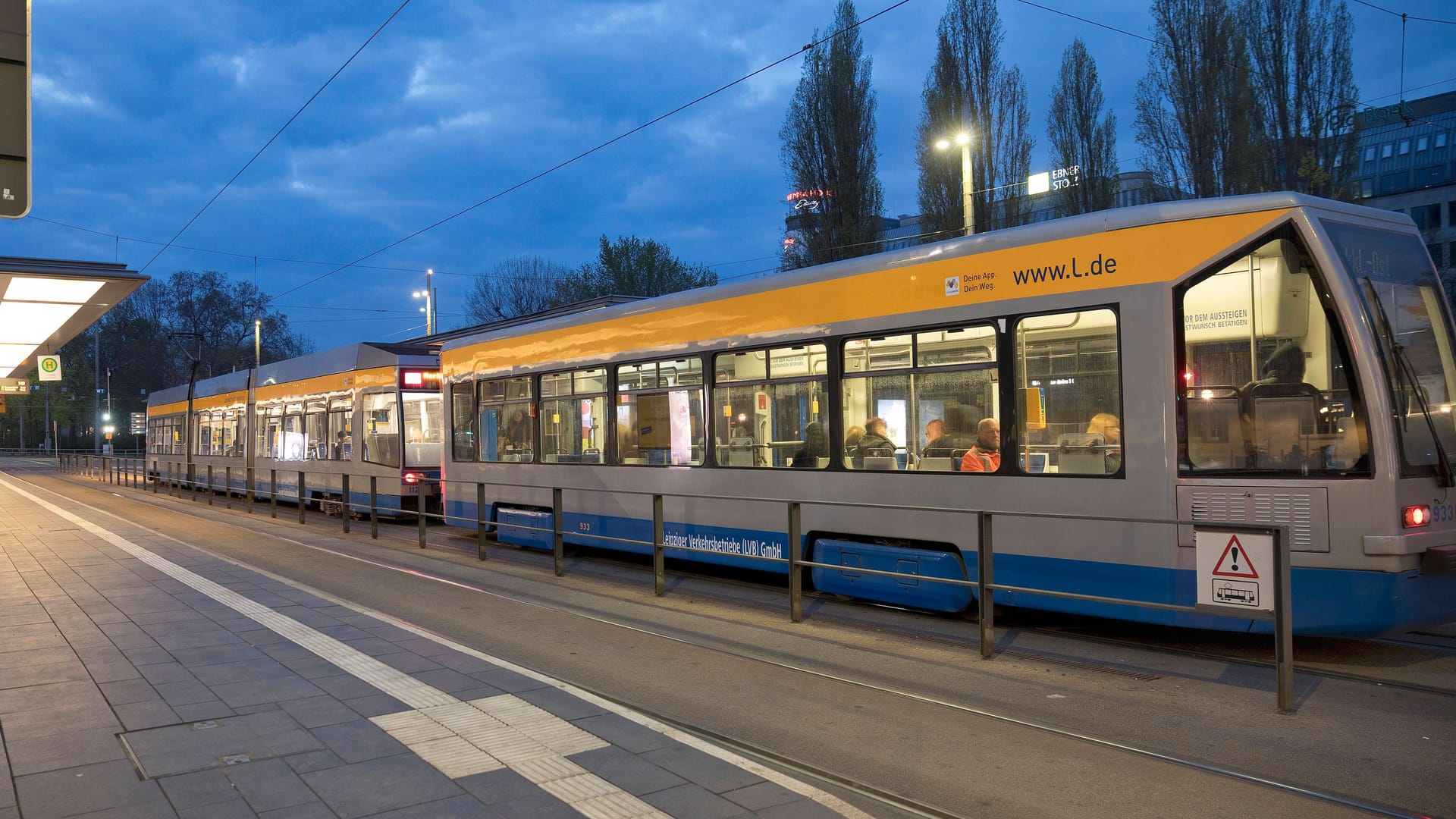 Ein Straßenbahnhaltestelle (Archivbild): In Leipzig gab es eine Auseinandersetzung wegen eines Fanschals.