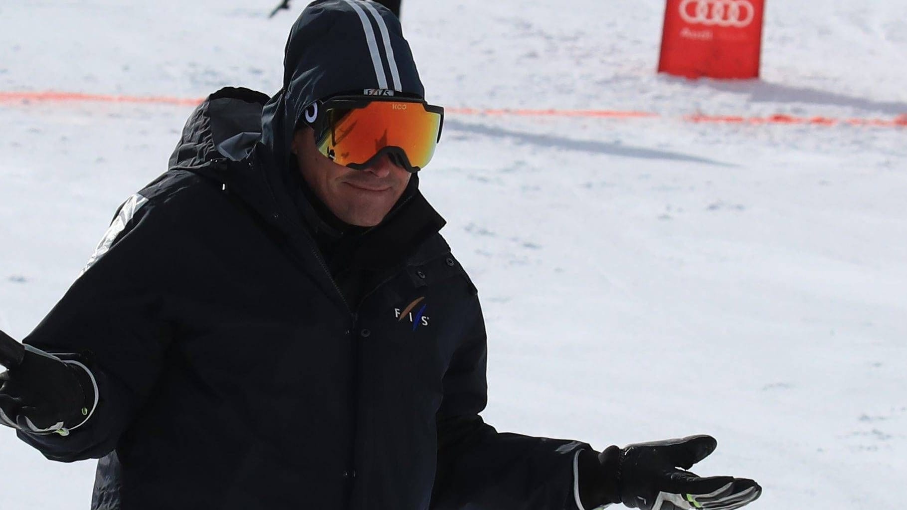 Renndirektor Pierre Teyssot blieb nichts anderes übrig, als das Rennen in Sölden abzubrechen.