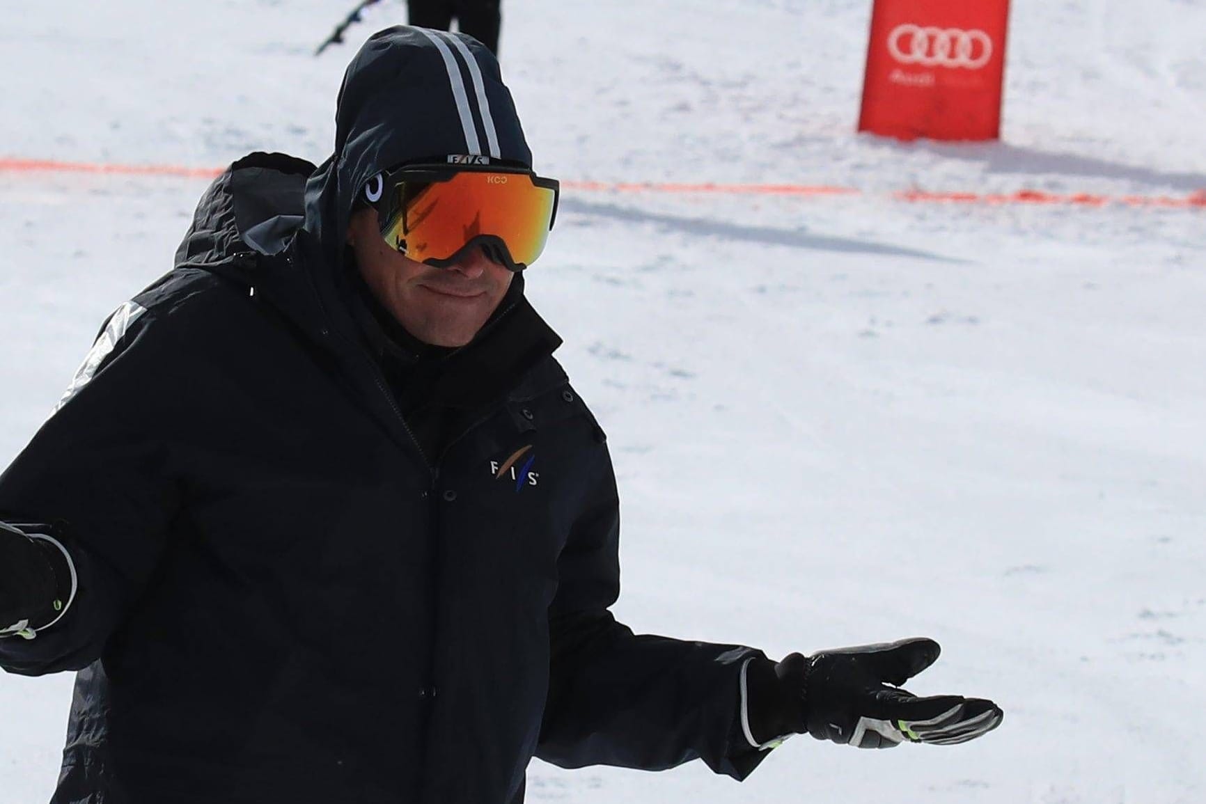 Renndirektor Pierre Teyssot blieb nichts anderes übrig, als das Rennen in Sölden abzubrechen.