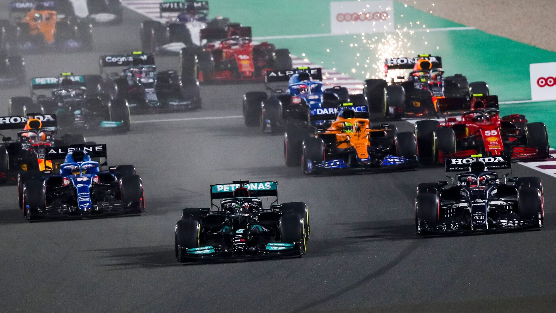 Start beim letzten Grand Prix von Katar im Jahr 2021: Lewis Hamilton siegte vor Max Verstappen. Start beim letzten Grand Prix von Katar im Jahr 2021: Lewis Hamilton siegte vor Max Verstappen.