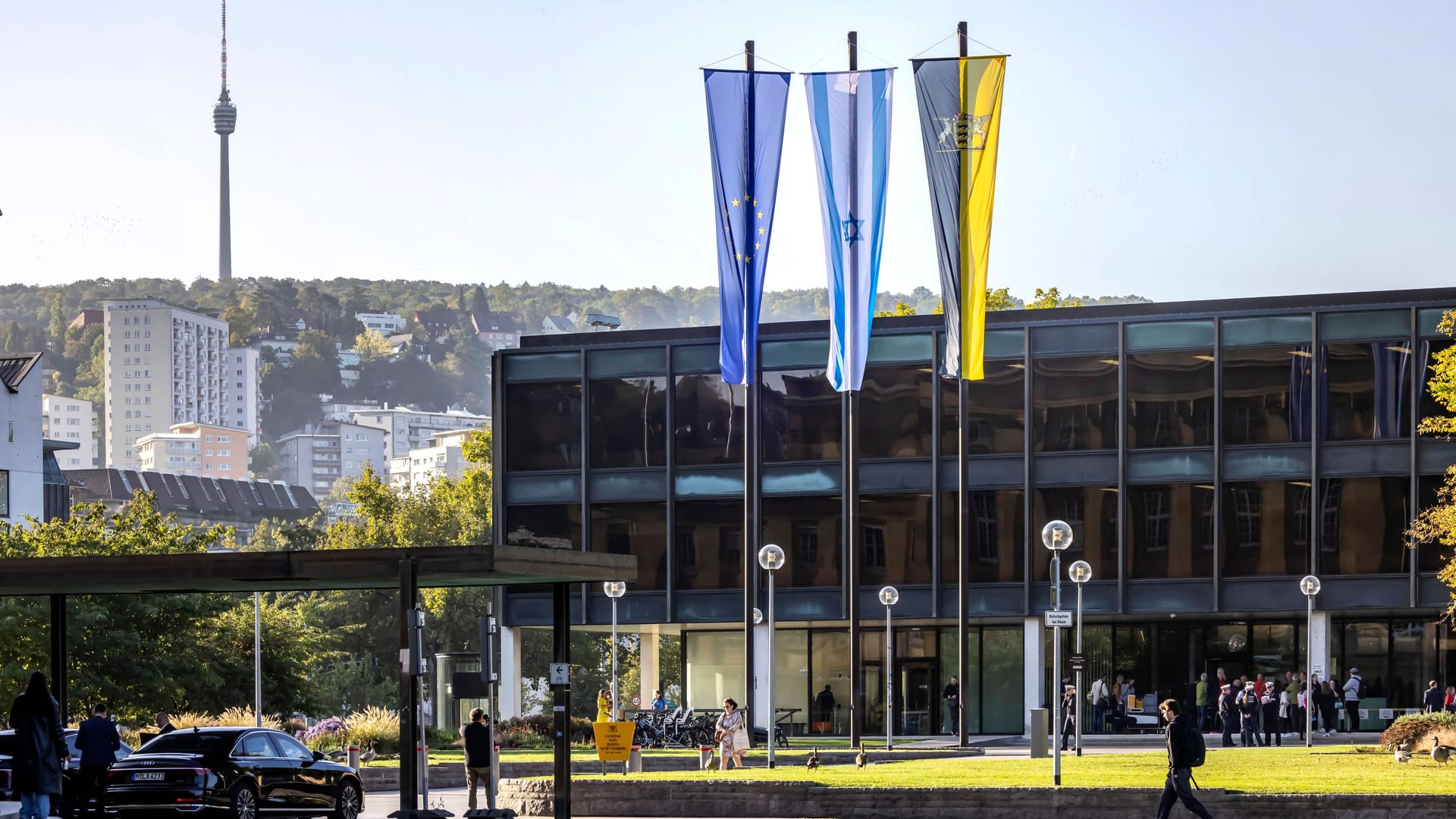 Baden-Württemberg steht fest an der Seite Israels: Der Landtag hisst die israelische Flagge. Baden-Württemberg steht fest an der Seite Israels: Der Landtag hisst die israelische Flagge.