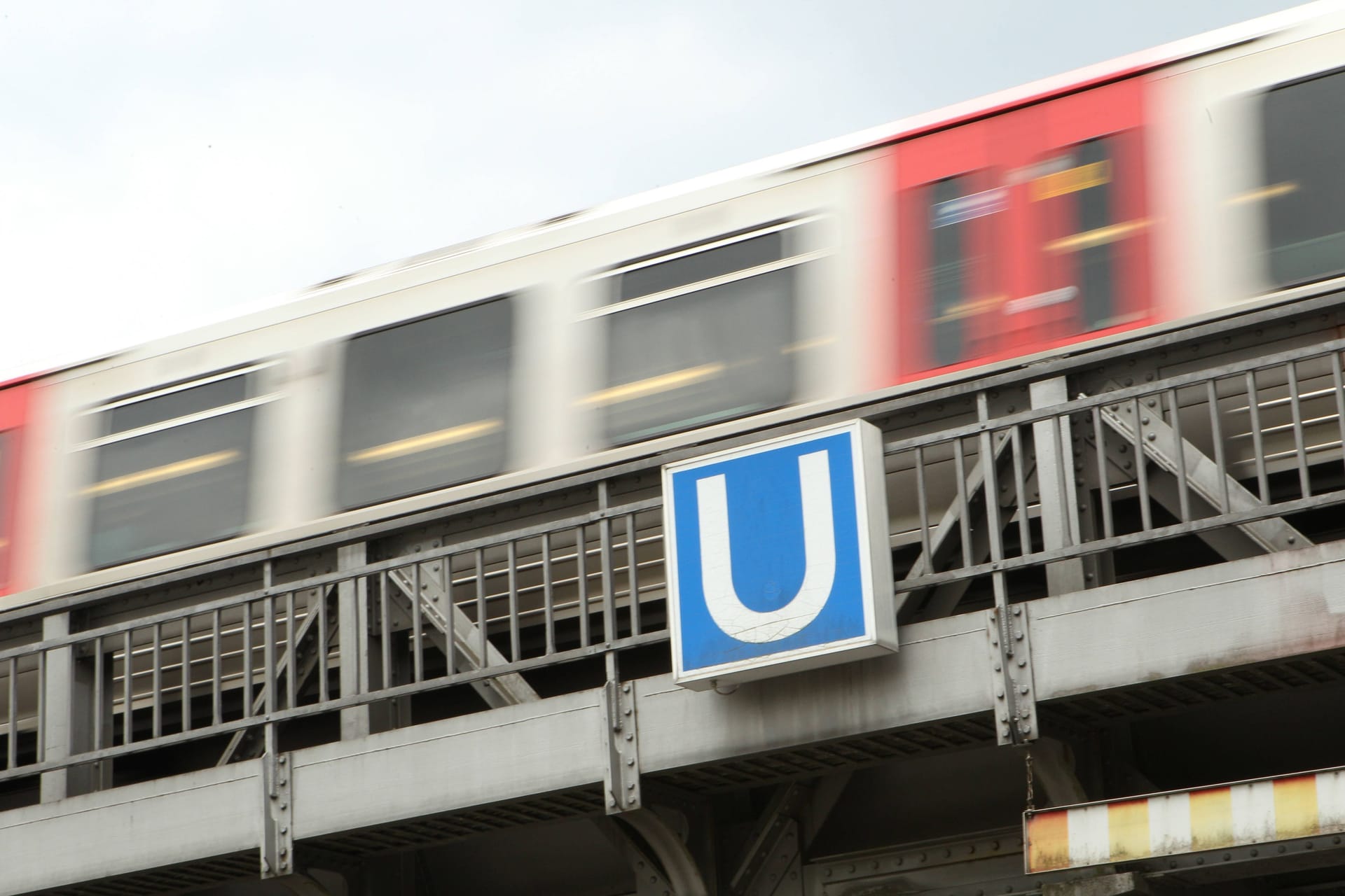 Eine Bahn der Linie U1 fährt über eine Bahnbrücke in den Bahnhof Kellinghusenstraße hinein (Symbolbild): Ein Abschnitt der Linie ist wegen Bauarbeiten bald wochenlang gesperrt.