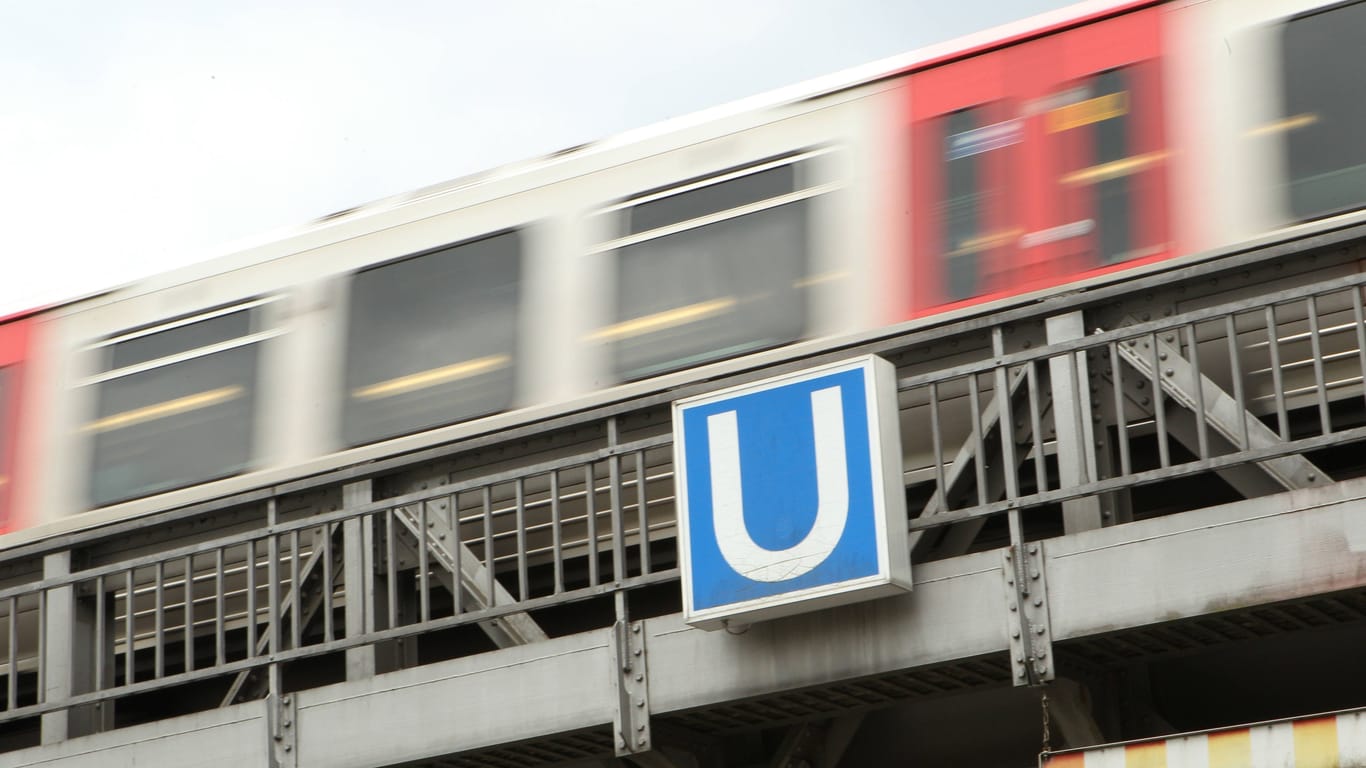 Eine Bahn der Linie U1 fährt über eine Bahnbrücke in den Bahnhof Kellinghusenstraße hinein (Symbolbild): Ein Abschnitt der Linie ist wegen Bauarbeiten bald wochenlang gesperrt.