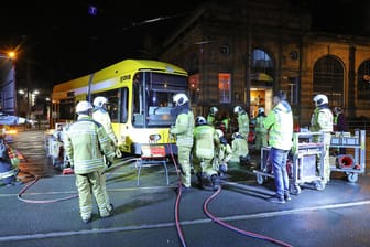 VU Straßenbahn kollidierte mit PKW - 1 Leichtverletzte, Straßenbahn entgleist